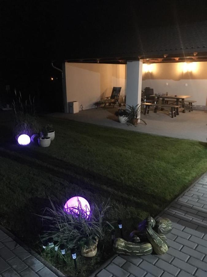 Chalupa Na Samote S Virivkou Tábor Esterno foto
